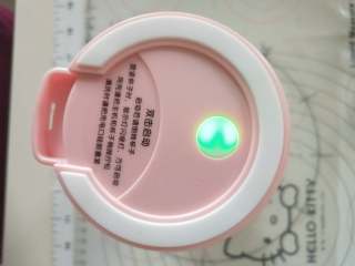 芒果百香果雪梨汁,5、将盖子盖好后指示灯会成绿色闪烁两下，证明盖子拧紧了，可以操作了。如果是红灯闪烁，说明要充电了，这个设计大大增加了安全性。
