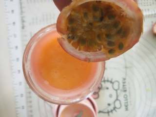 芒果百香果雪梨汁,7、将百香果果肉挖出放在果汁中搅拌均匀即可饮用了。