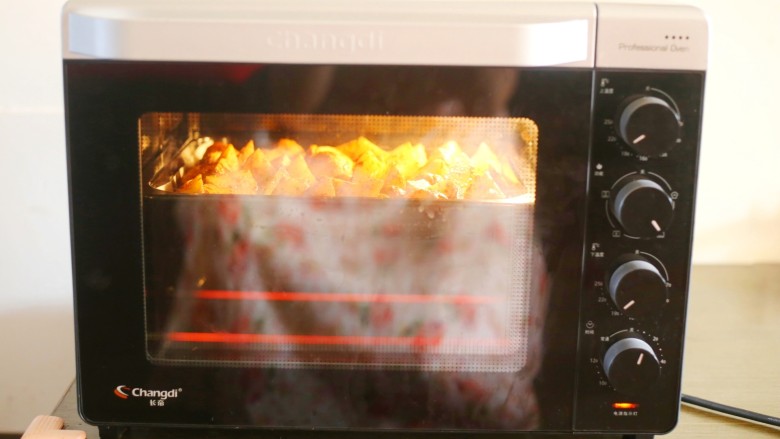 好吃到吮指的烤薯角,推入预热好的烤箱，中层200度上下火30分钟，中途取出给土豆翻个面，出现焦边就可以。