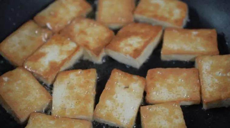 家常豆腐怎么做?教你一个方法,好吃又下饭,家人都爱吃,.油锅将豆腐煎至两面金黄