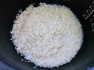 鸡腿焖米饭,大米清洗干净放在电饭锅中。