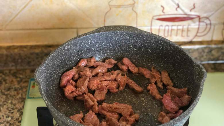 黑椒牛肉意面,炒至牛肉变色。