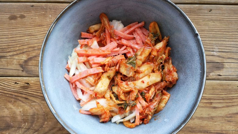 韩式泡菜煎饼,将所有切好的食材放入容器中。