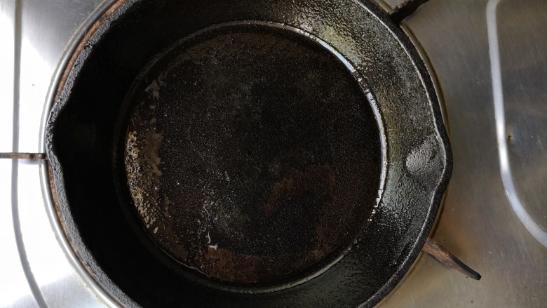 韩式泡菜煎饼,平底锅预热，刷一层薄油。