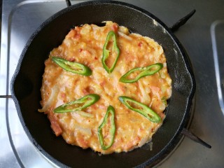 韩式泡菜煎饼,上面摆上辣椒圈，中小火加热。