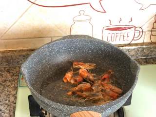 鲜虾意面,油烧热之后倒入虾头。
