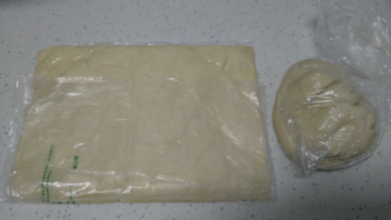 江米条,分次加入江米粉，活成比较硬的面团，装入保鲜膜袋中，放入冰箱冷藏。