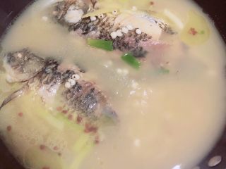 冬瓜鲫鱼汤,鱼汤熬煮40分钟后，汤逐渐开始变奶白色。