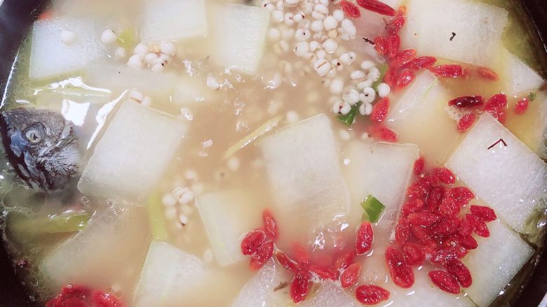 冬瓜鲫鱼汤,中小火炖煮10分钟，冬瓜炖好入味即可出锅了。