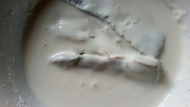 苏杭美食一梅香带鱼,放入用淀粉和面粉调制的面糊中裹一圈。