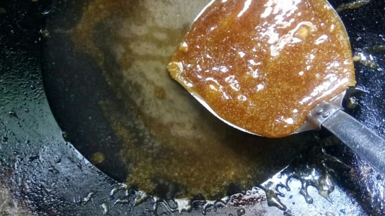 苏杭美食一梅香带鱼,炒至咖啡色后，倒话梅水煮。