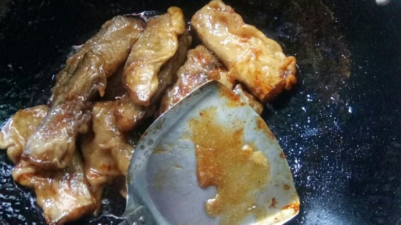 苏杭美食一梅香带鱼,汤汁收干后，浇白醋提味。