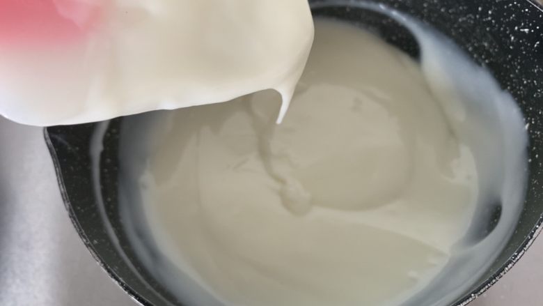 椰香奶糕,放入方形的碗中定型，放凉后放冰箱冷藏两小时