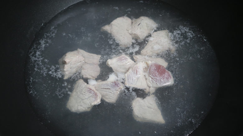 清热解毒祛湿排毒茯苓丁淮山莲子薏米汤, 锅中注入适量的清水烧开，放入瘦肉，灼烫捞出沥干。