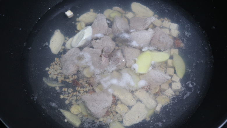清热解毒祛湿排毒茯苓丁淮山莲子薏米汤,再继续放入瘦肉，大火煮开，再转文火煮45分钟。