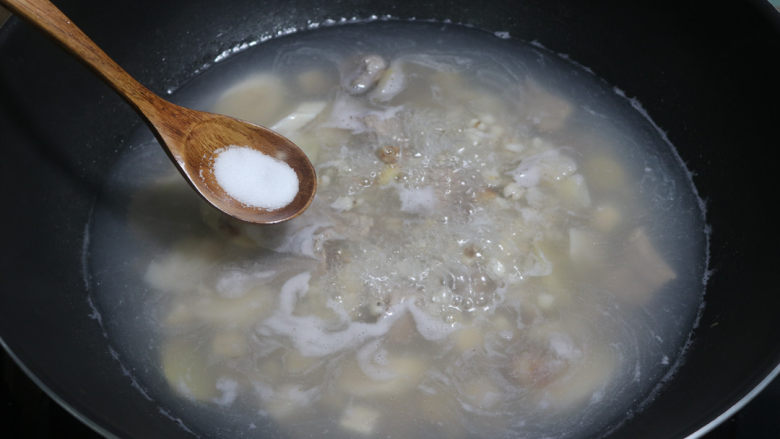 清热解毒祛湿排毒茯苓丁淮山莲子薏米汤,撒点盐调味，出锅即可。