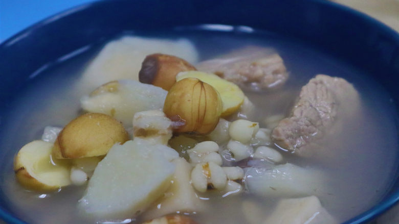 清热解毒祛湿排毒茯苓丁淮山莲子薏米汤,装碗饮用。