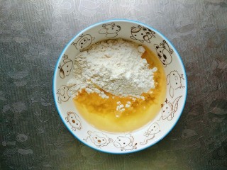 莲花酥,面粉100克，加入剩余玉米油