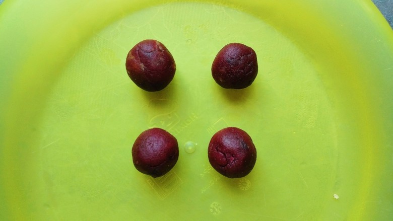 莲花酥,紫薯馅料揉成小球型