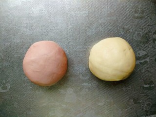 莲花酥,分离出一半，另一半加入紫薯粉，揉成紫粉色