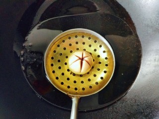 莲花酥,放入油锅，用小火15分钟。期间不断用勺子把热油淋上去，直至开花。