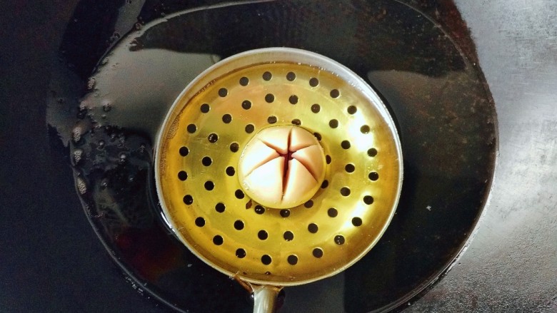 莲花酥,放入油锅，用小火15分钟。期间不断用勺子把热油淋上去，直至开花。