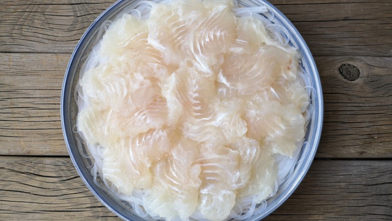 蒜蓉粉丝蒸鱼片,在粉丝上面铺上腌制好的鱼片。