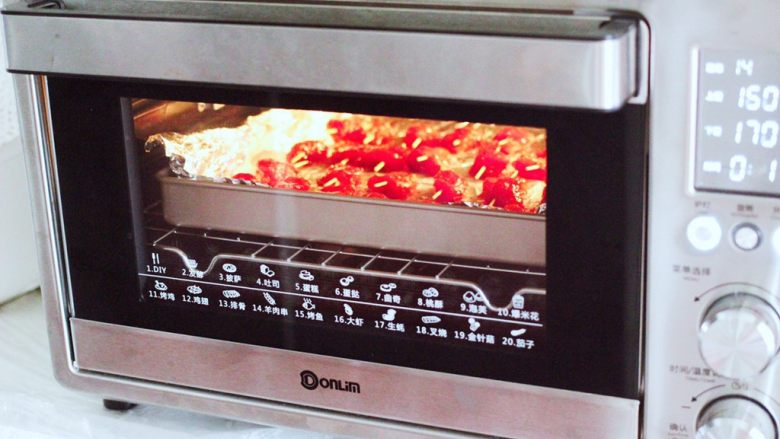 孜然香辣牙签肉,烤箱下管170度，上管160度烤制23分钟。