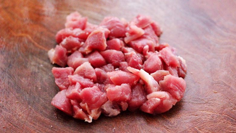 孜然香辣牙签肉,把里脊肉用刀切成小块。