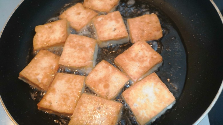 豆腐焖茄子,一面煎至金黄后，翻面再煎
