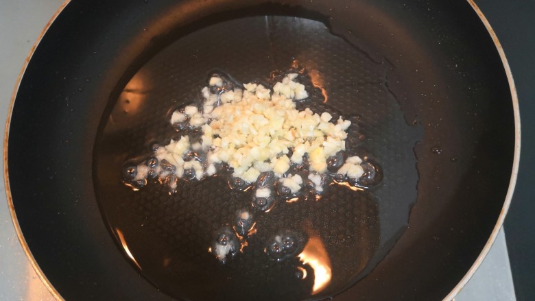 豆腐焖茄子,不沾锅中，前面煎豆腐的油，不要倒掉，直接放入蒜沫