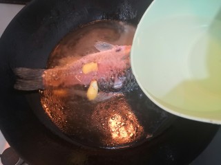 冬瓜鲫鱼汤,把开水加入，开大火，烧煮