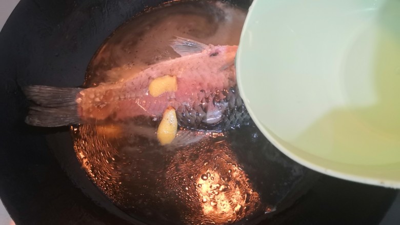 冬瓜鲫鱼汤,把开水加入，开大火，烧煮
