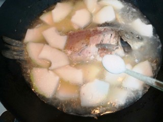 冬瓜鲫鱼汤,煮开后，把剩下的盐，也放入鱼汤中