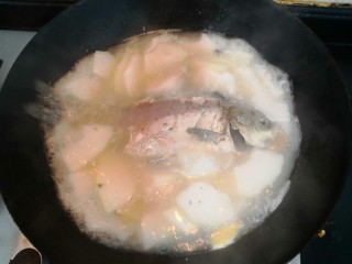 冬瓜鲫鱼汤,搅拌均匀后，继续大火烧煮至，汤变奶白色，关火