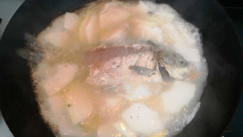 冬瓜鲫鱼汤,搅拌均匀后，继续大火烧煮至，汤变奶白色，关火