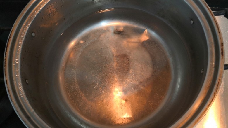 蒜蓉蒸丝瓜,蒸锅中加水，大火烧煮