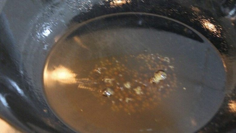 糖醋排骨,锅中冰糖融化至起泡可将排骨倒入锅中翻炒。