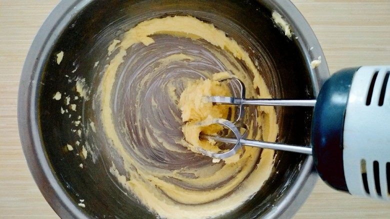 蔓越莓奶酥条,4.用打蛋器低速把黄油和糖粉融合。