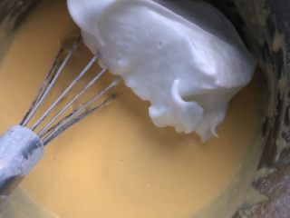 心型轻奶酪蛋糕,取小部分蛋白，放入蛋黄糊中。