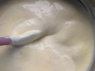 心型轻奶酪蛋糕,以炒菜的方式把两者翻拌均匀，从底部往上快速地拌匀。