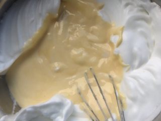心型轻奶酪蛋糕,混合好的糊再倒回剩余的蛋白里。