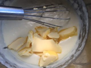 心型轻奶酪蛋糕,接着放入黄油，继续搅拌。