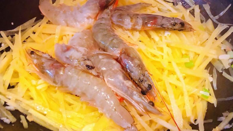 海虾炒土豆丝,土豆炒至微微变色放入海虾