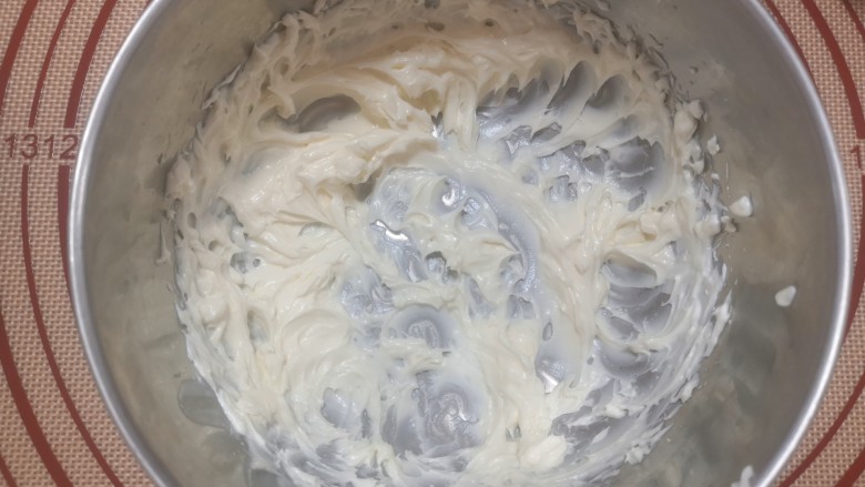 酸奶菠萝芝士土司,用打蛋器打到顺滑，冷藏备用