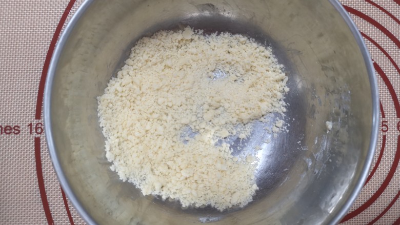 酸奶菠萝芝士土司,用手把原料揉搓均匀，成小粒粒的状态，冷藏备用