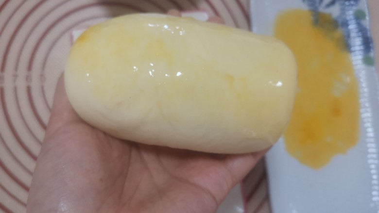 酸奶菠萝芝士土司,面卷的正面粘上蛋液