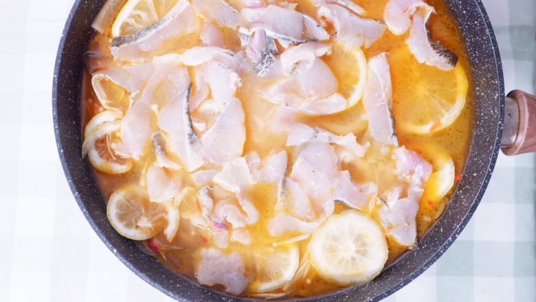 柠檬酸汤鲈鱼,放入鱼肉片，煮至高汤沸腾后出锅