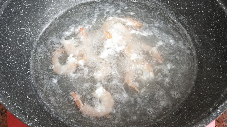 杂蔬虾仁炒饭,水中加少许料酒，把虾仁抄下水备用