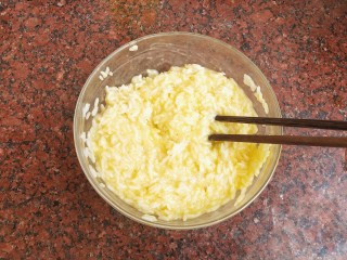 杂蔬虾仁炒饭,拌匀，让米粒均匀的裹上一层蛋液